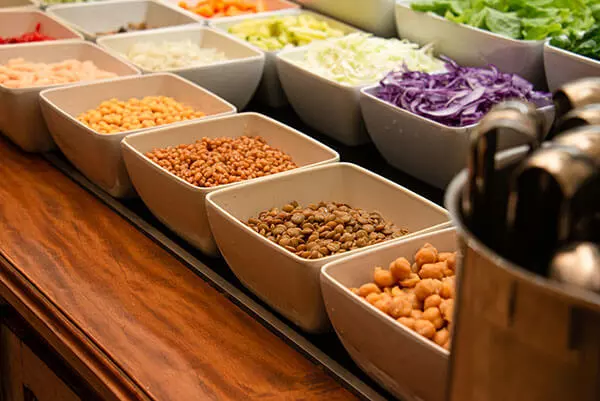 Mesa com variedades em opções Veganas e Vegetarianas