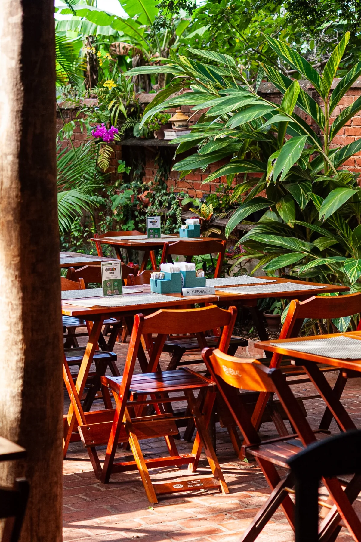 Mesas no jardim do Restaurante General