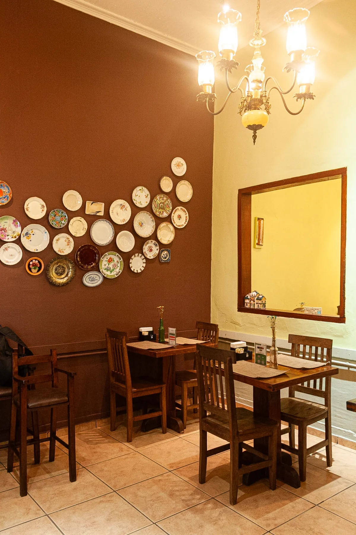 Salão interno decorado do Restaurante General
