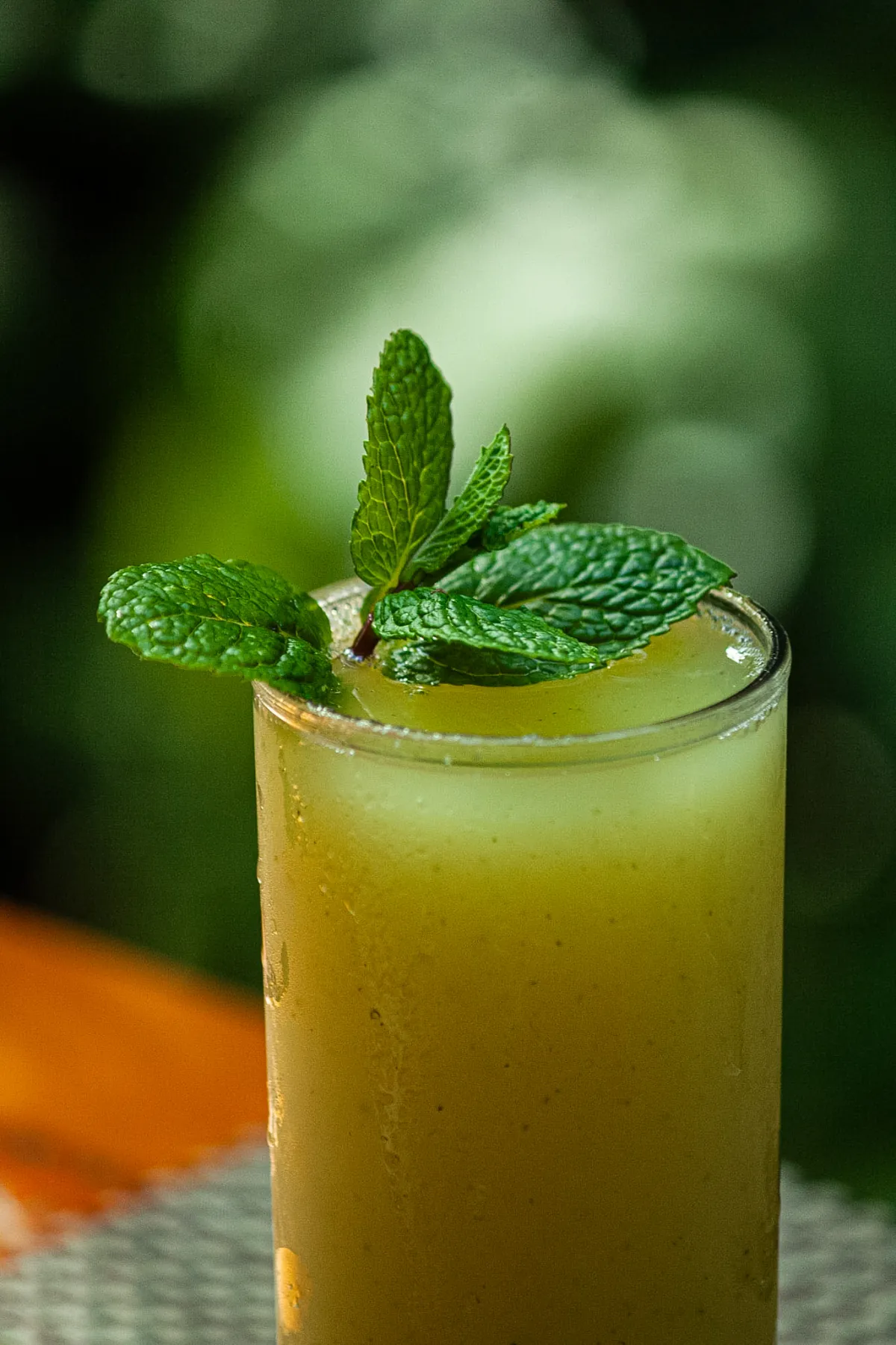 Suco natural colorido servido à mesa